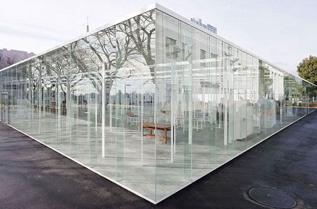 مبنى كامل من الزجاج في اليابان